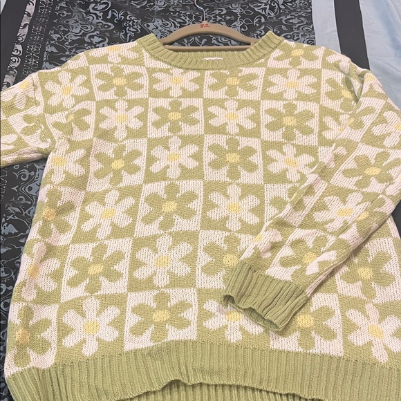 Rue21 Sweaters - Rue21 Green and Cream Floral Sweater, excellent choice and condition, size XS